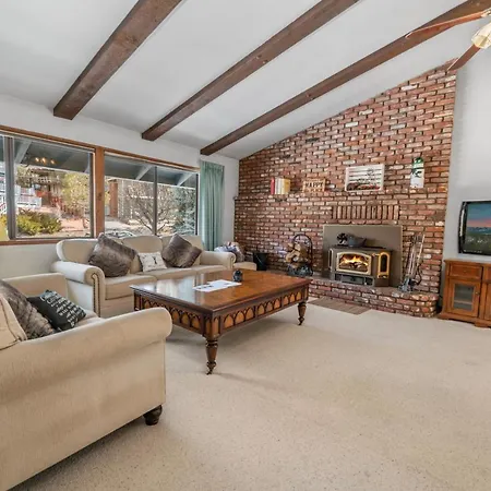 Avalon Retreat - A Well-Furnished Cabin With A Pool Table And A Hot Tub!-2